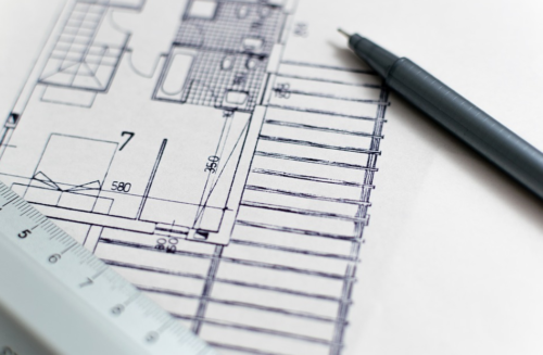 Un crayon sur un plan réalisé par un architecte d'Ambiance Agencement